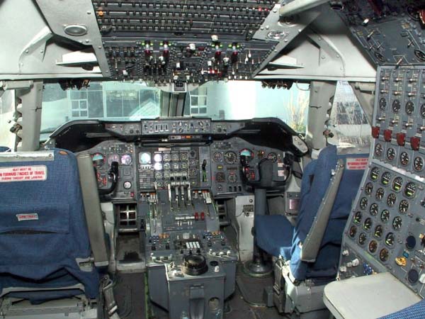 Boeing 747-100 Nose Section and Cockpit - Hiller Aviation Museum