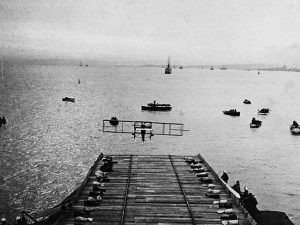 aircraft_curtiss_pusher_landing_600450px